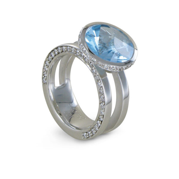 Bandring mit Blautopas und Diamant